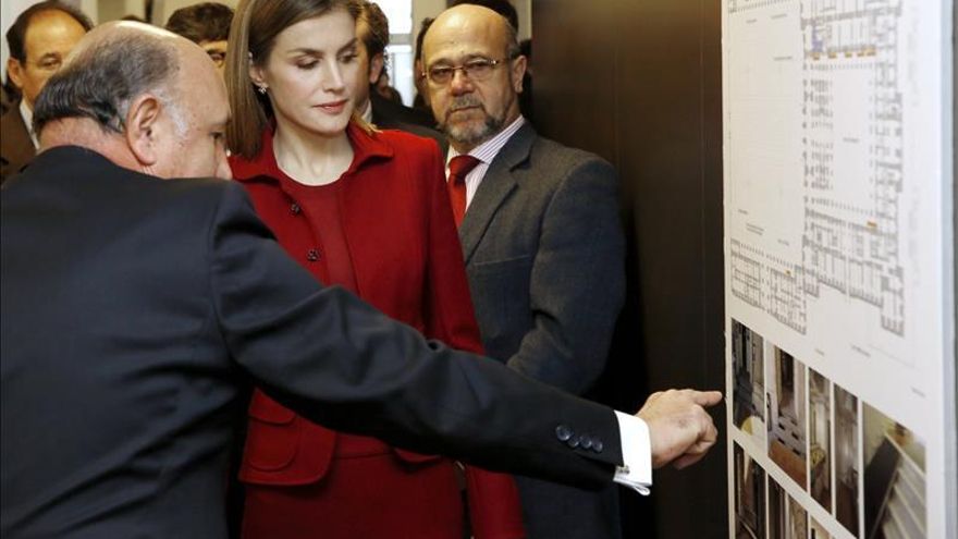 La Reina y la vicepresidenta visitan las salas accesibles del Palacio Real