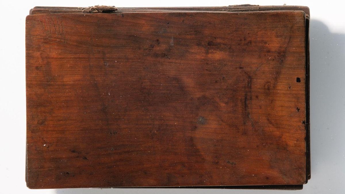 El cuaderno medieval descubierto por casualidad en una letrina y que está “excepcionalmente bien conservado”