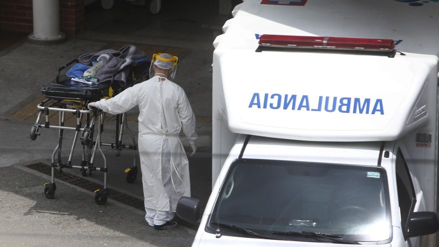 Personal sanitario se prepara para transportar un paciente de covid-19  en el Hospital General de Medellín (Colombia). EFE/ Luis Eduardo Noriega A./Archivo