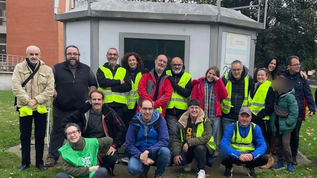 Algunas de las personas voluntarias que participaron en la colocación de los captadores de NO2
