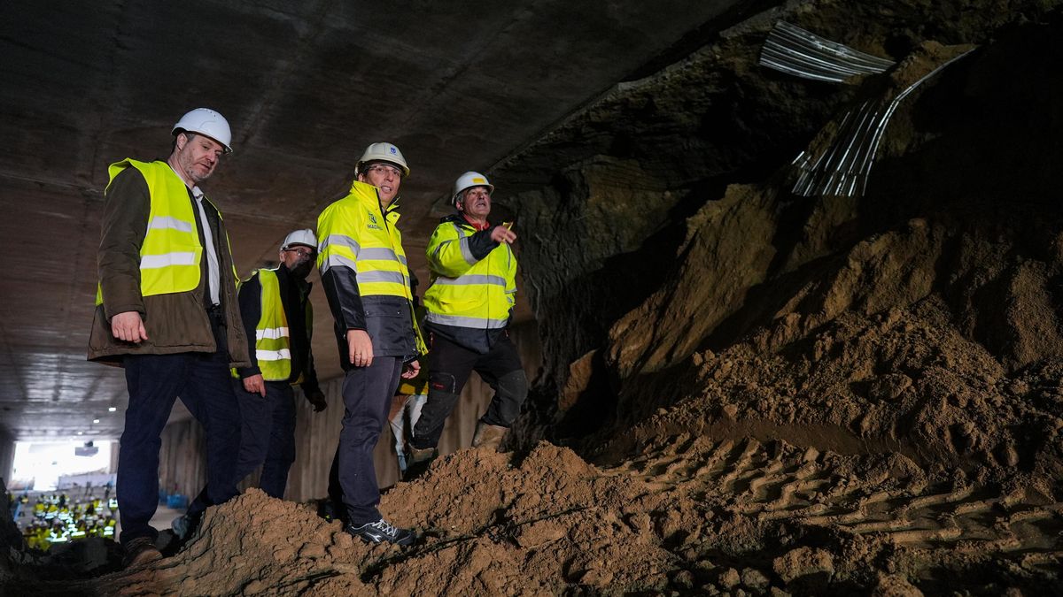 Almeida durante su visita a las obras de la A-5