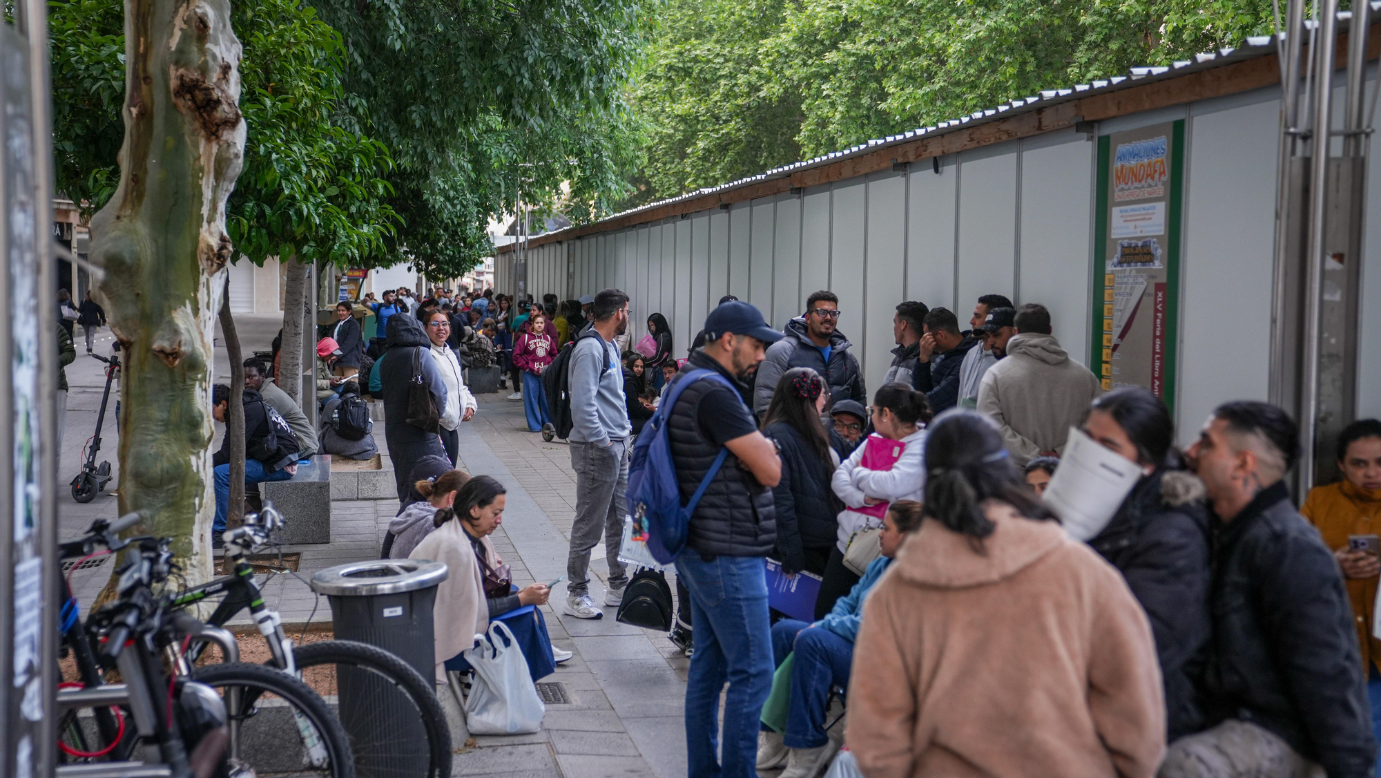 Largas colas de personas migrantes durante la atención presencial para su regularización