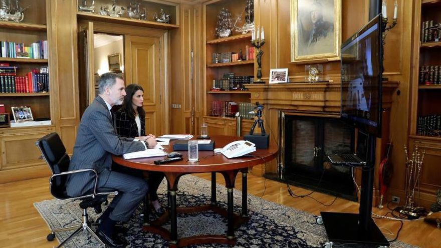 El rey Felipe VI y la reina Letizia mantienen una videoconferencia con responsables de AENA, este lunes, en el Palacio de la Zarzuela, Madrid.