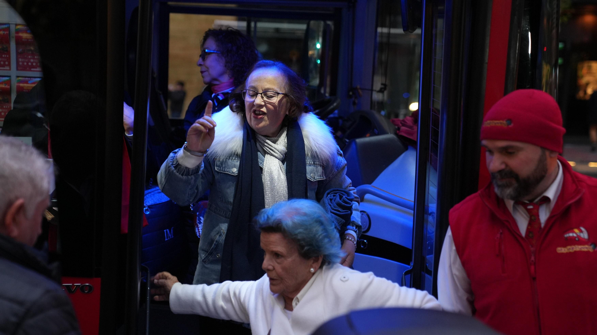 Los mayores participan en un recorrido urbano en autobuses turísticos dentro de la actividad “Coro de Coros”.