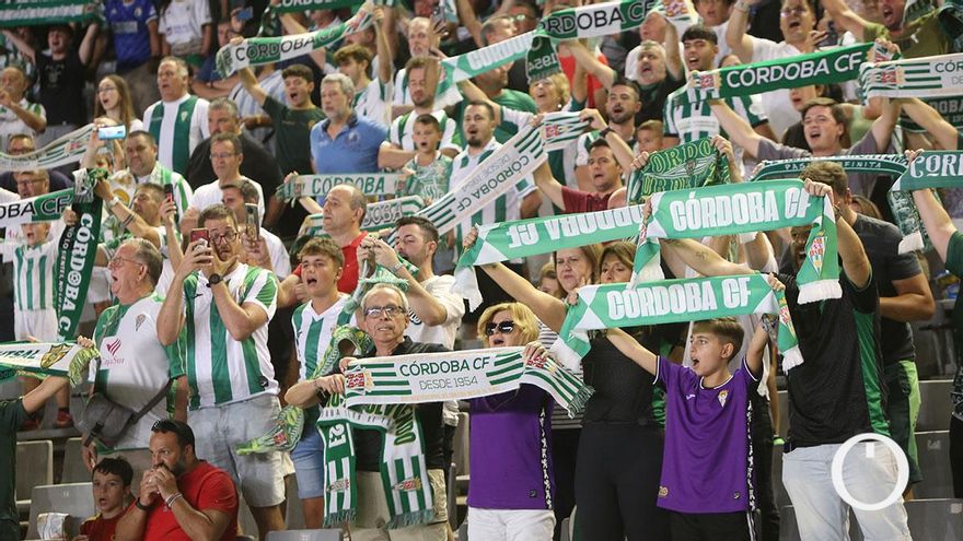 Grada blanquiverde del Córdoba CF - Burgos CF
