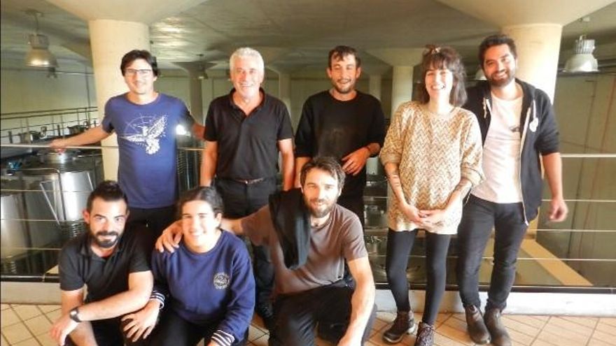 Rebeca y Casilda posando en grupo con compañeros de bodega.