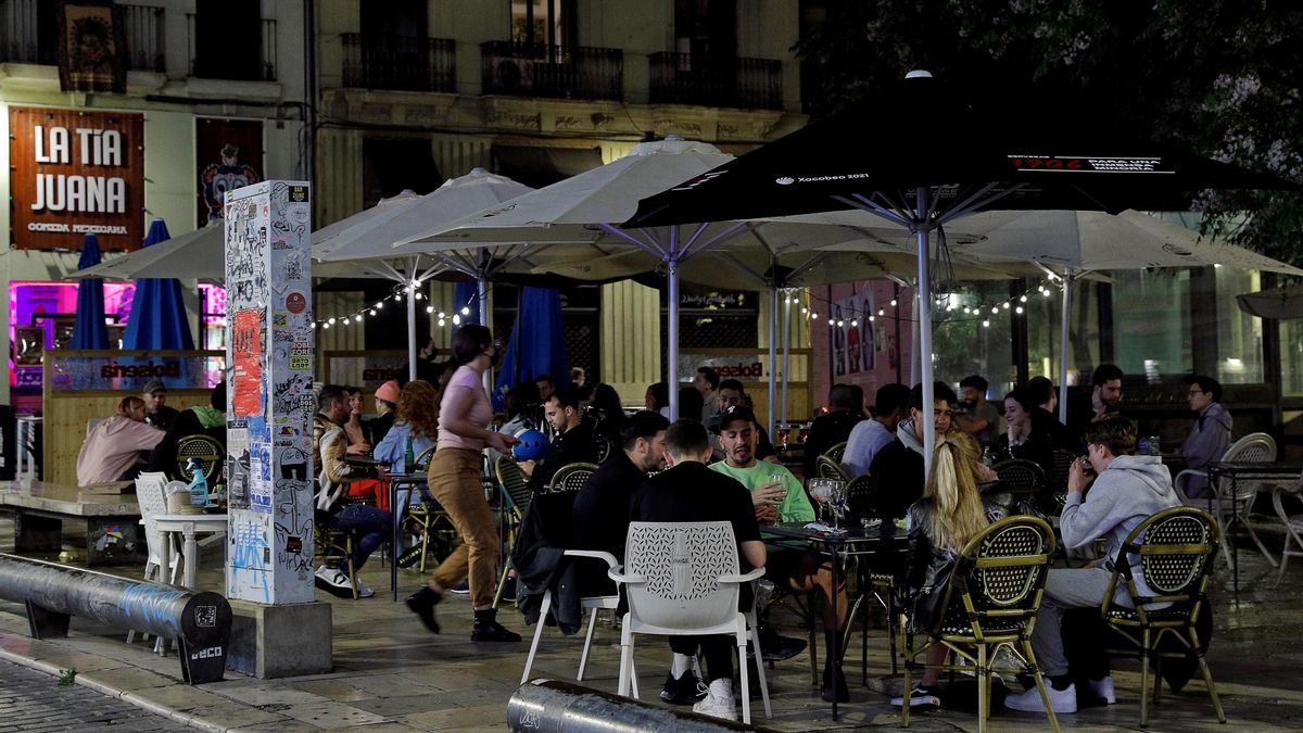 Varias personas disfrutan en una terraza de la plaza del Tossal en el barrio del Carmen de València. EFE/Manuel Bruque/Archivo