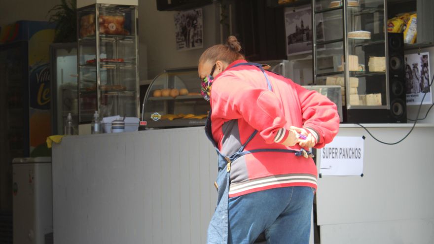 Olga entrando a su restaurante.