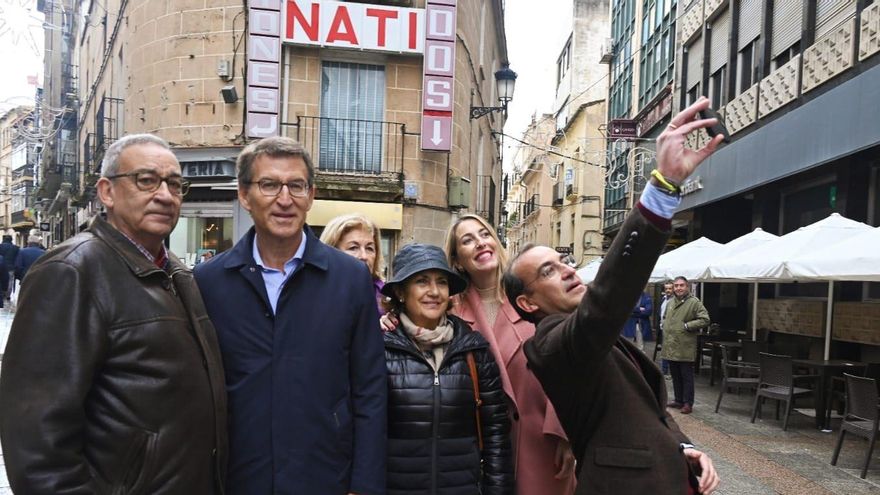 Feijoo en Cáceres haciéndose fotos con entre otros la presidenta regional del partido María Guardiola y el portavoz municipal Rafael Mateos