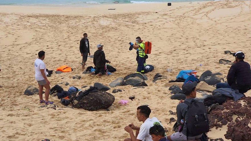 Salvamento socorre a una patera con 28 personas a bordo cerca de La Graciosa