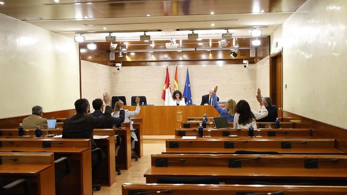 Comisión de Asuntos Generales de las Cortes de Castilla-La Mancha donde PP y PSOE han escenificado continuar con la tramitación de la reforma del Estatuto de Autonomía, a 8 de mayo de 2025