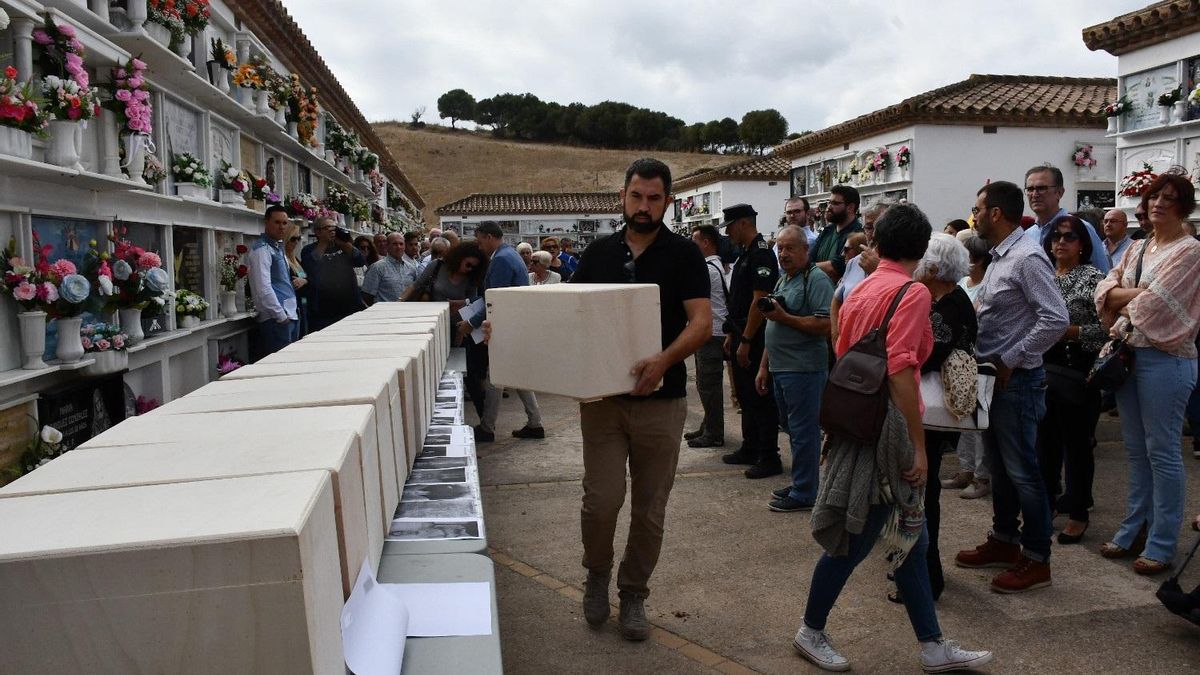 Traslado al cementerio de Jimena (Cádiz) de los restos de 19 personas exhumadas de fosas comunes.
