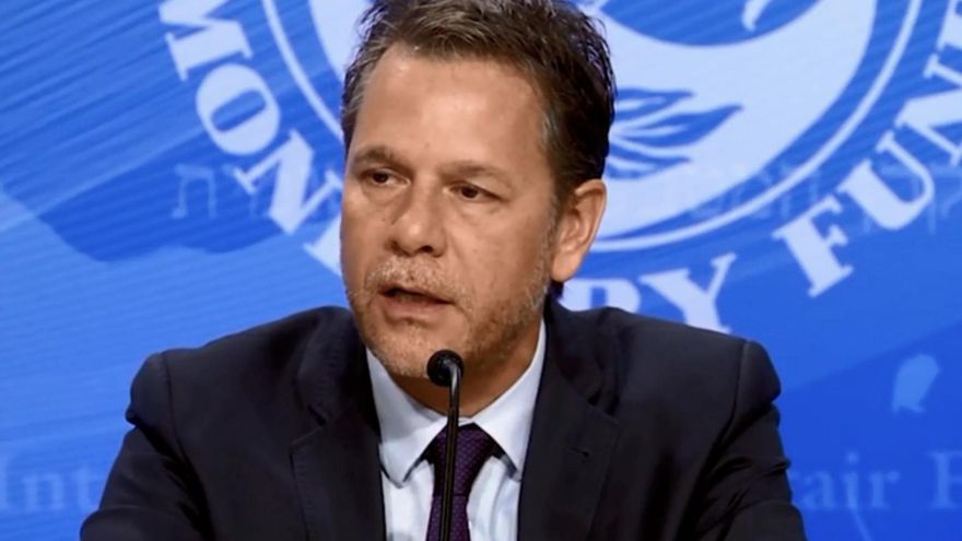 El FMI flexibilizó la meta de reservas, pero pidió recortes de gastos y "racionalizar" la política del dólar