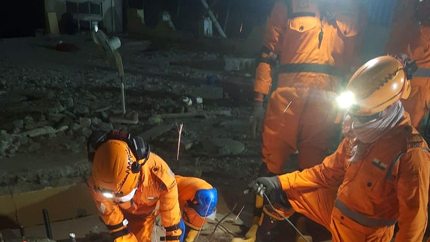 Rescatan vivo a un hombre entre escombros de hotel 5 días después del seísmo en Birmania