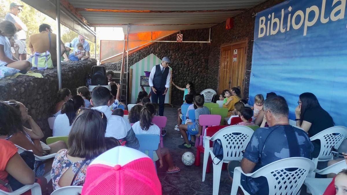 La Biblioplaya de Melenara roza los 2.000 usuarios durante el mes de julio