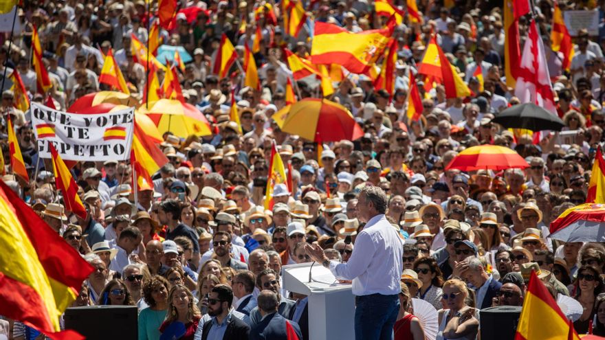 El presidente del Partido Popular, Alberto Núñez Feijóo, interviene durante la concentración del PP bajo el lema ‘Mafia o democracia’ en la Plaza de España de Madrid, a 8 de junio de 2025, en Madrid (España).