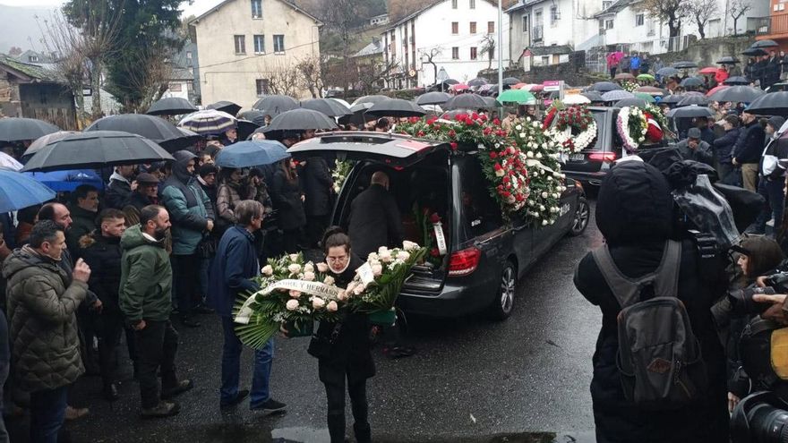 Multitudinario silencio, lágrimas y respeto en Laciana en la despedida a Anilso Soares, el minero muerto en Asturias