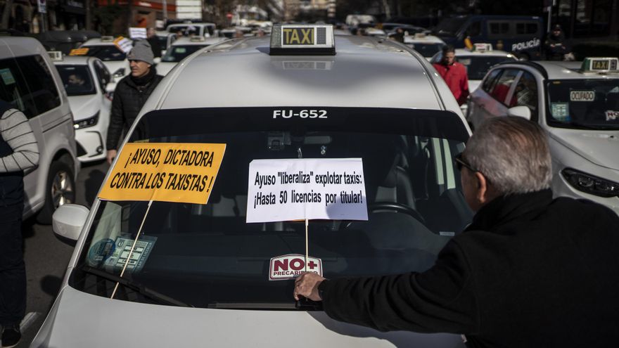Masiva protesta de los taxistas de Madrid contra la desregulación de Ayuso: “No vamos a permitir que salga adelante”