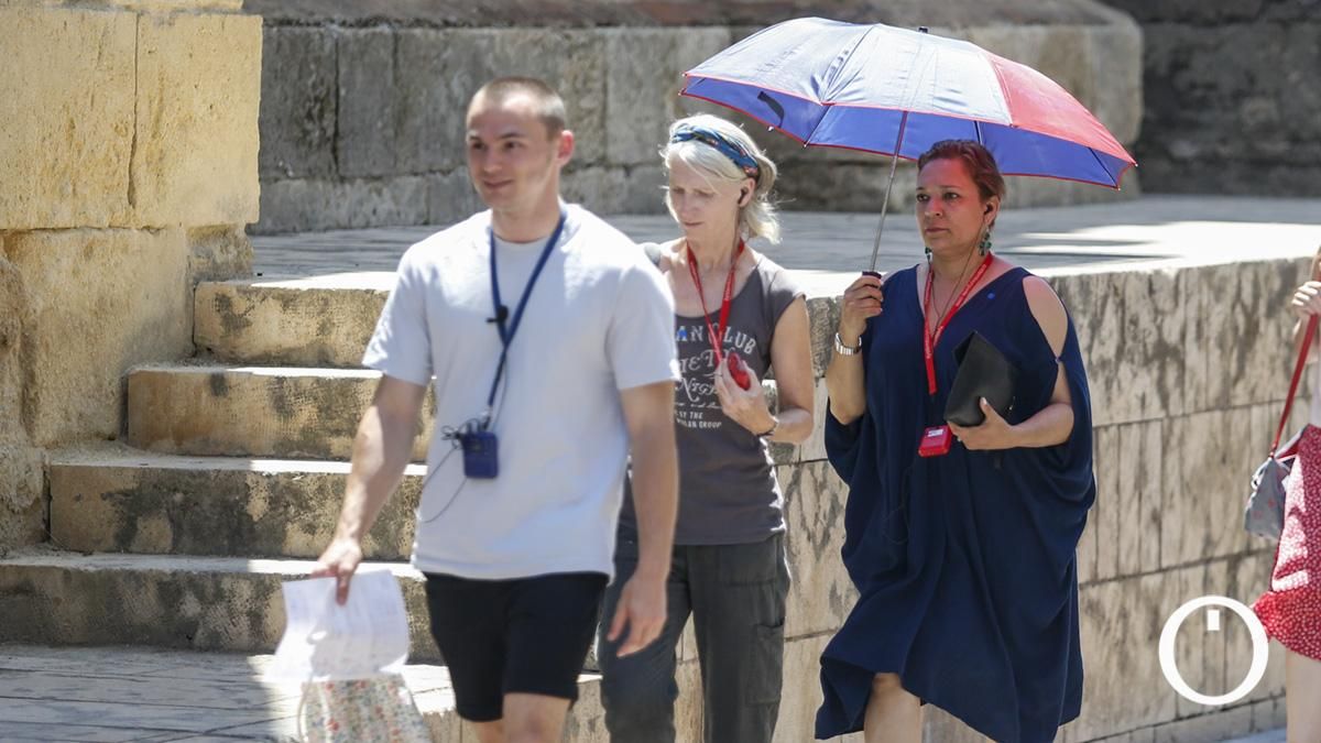 Turistas intentan combatir el calor