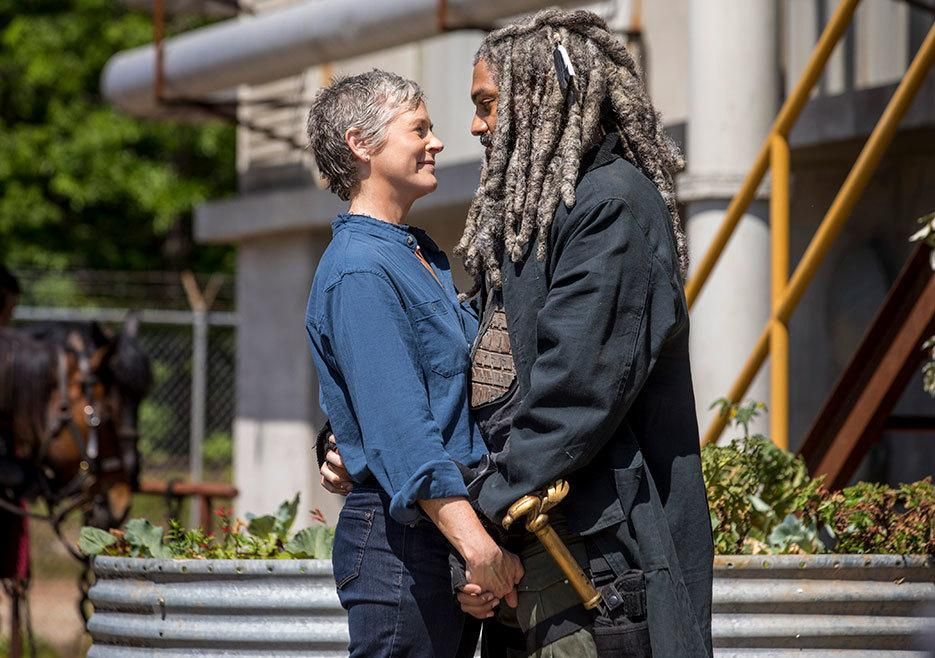 Carol y Ezekiel en la temporada 9 de The Walking Dead