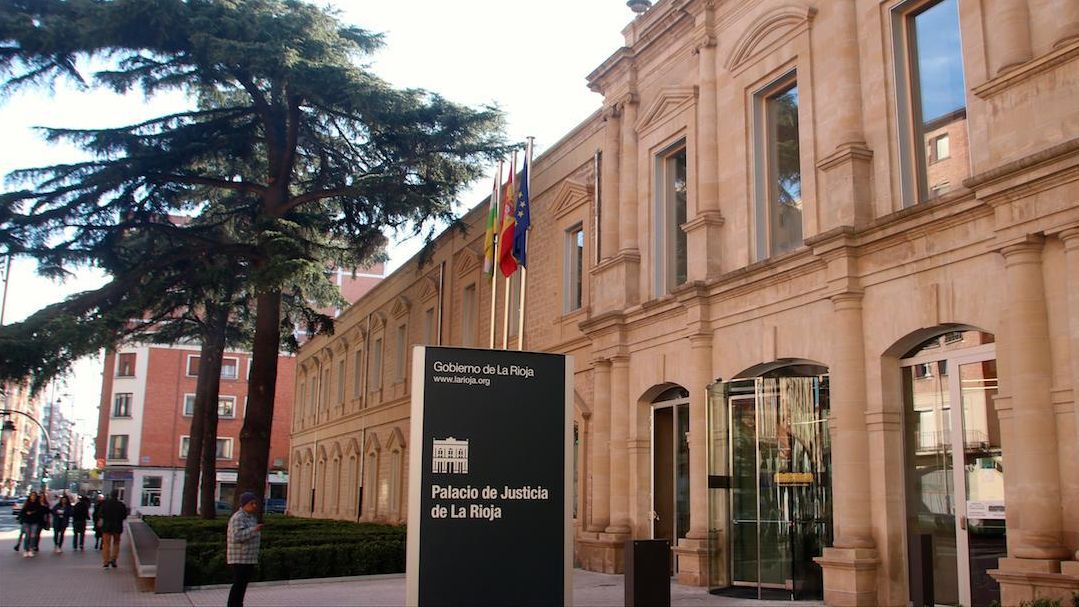 Piden 22 años años de cárcel para un hombre por el asesinato machista de su mujer en Logroño
