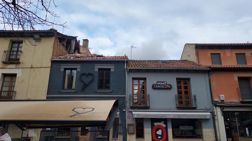 Se derrumba parte de la pared del edificio de un bar en pleno centro de León sobre el tejado de un restaurante
