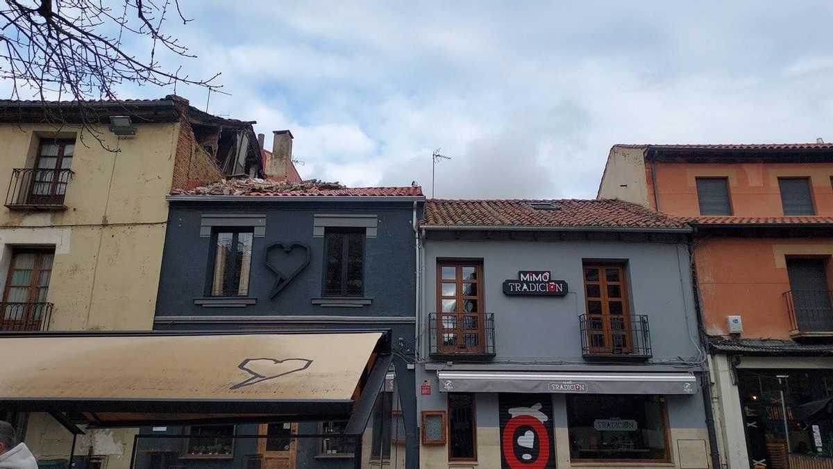 Se derrumba parte de la pared del edificio de un bar en pleno centro de León sobre el tejado de un restaurante