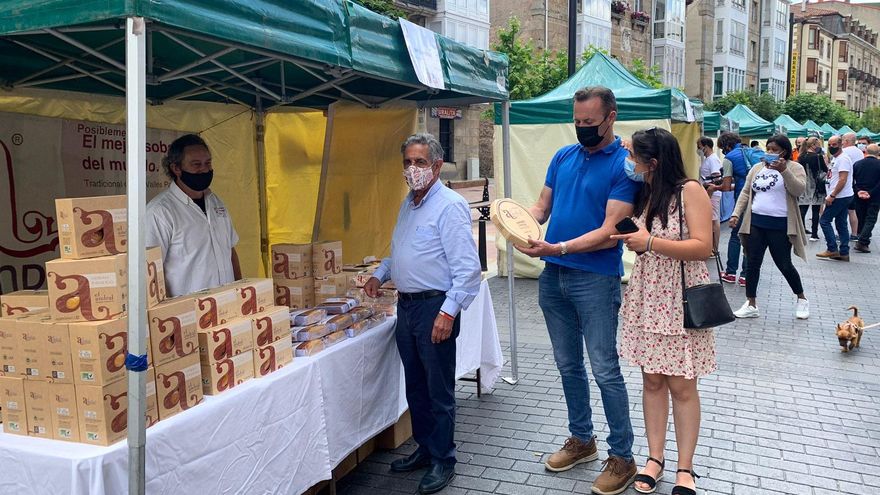 El presidente de Cantabria, Miguel Ángel Revilla, y el consejero de Desarrollo Rural, Ganadería, Pesca, Alimentación y Medio Ambiente, Guillermo Blanco, visitan el Mercado Campurriano.