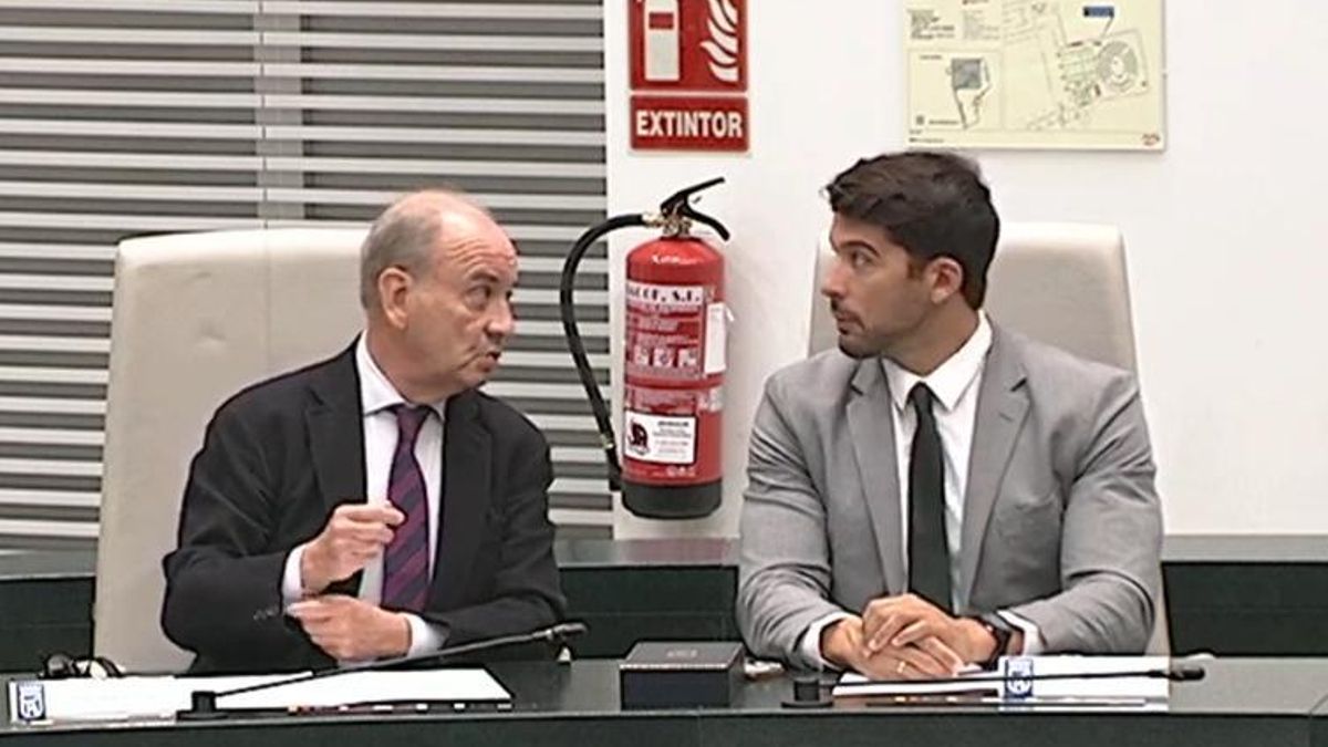 Concejales de Vox hablando durante el minuto de silencio por Maricarmen