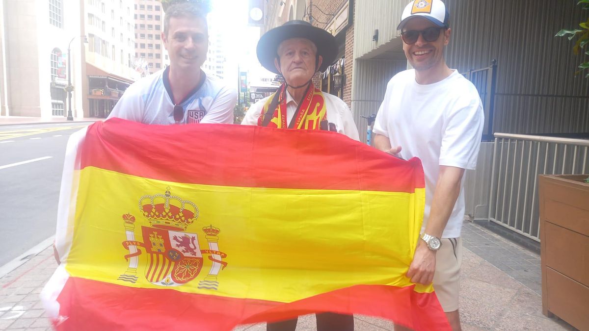Pepe Moriana, con la bandera de la Selección