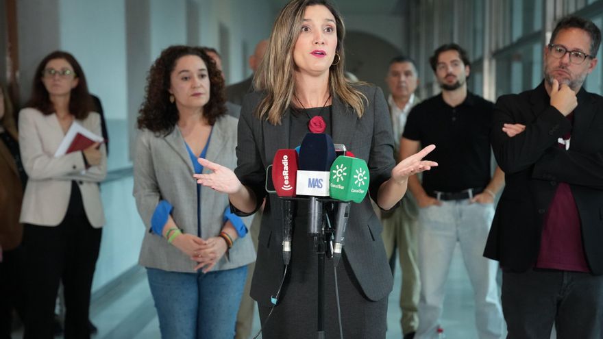 La vicesecretaria general del PSOE-A, María Márquez, PSOE-A, en una imagen de archivo flanqueada por Inmaculada Nieto (Por Andalucía) y José Ignacio García (Adelante Andalucía).