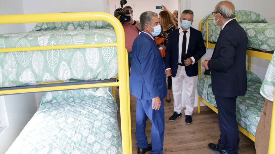 El presidente de Cantabria, Miguel Ángel Revilla, y el consejero de Turismo, Javier López Marcano, en la inauguración del albergue de peregrinos de Santullán (Castro Urdiales)