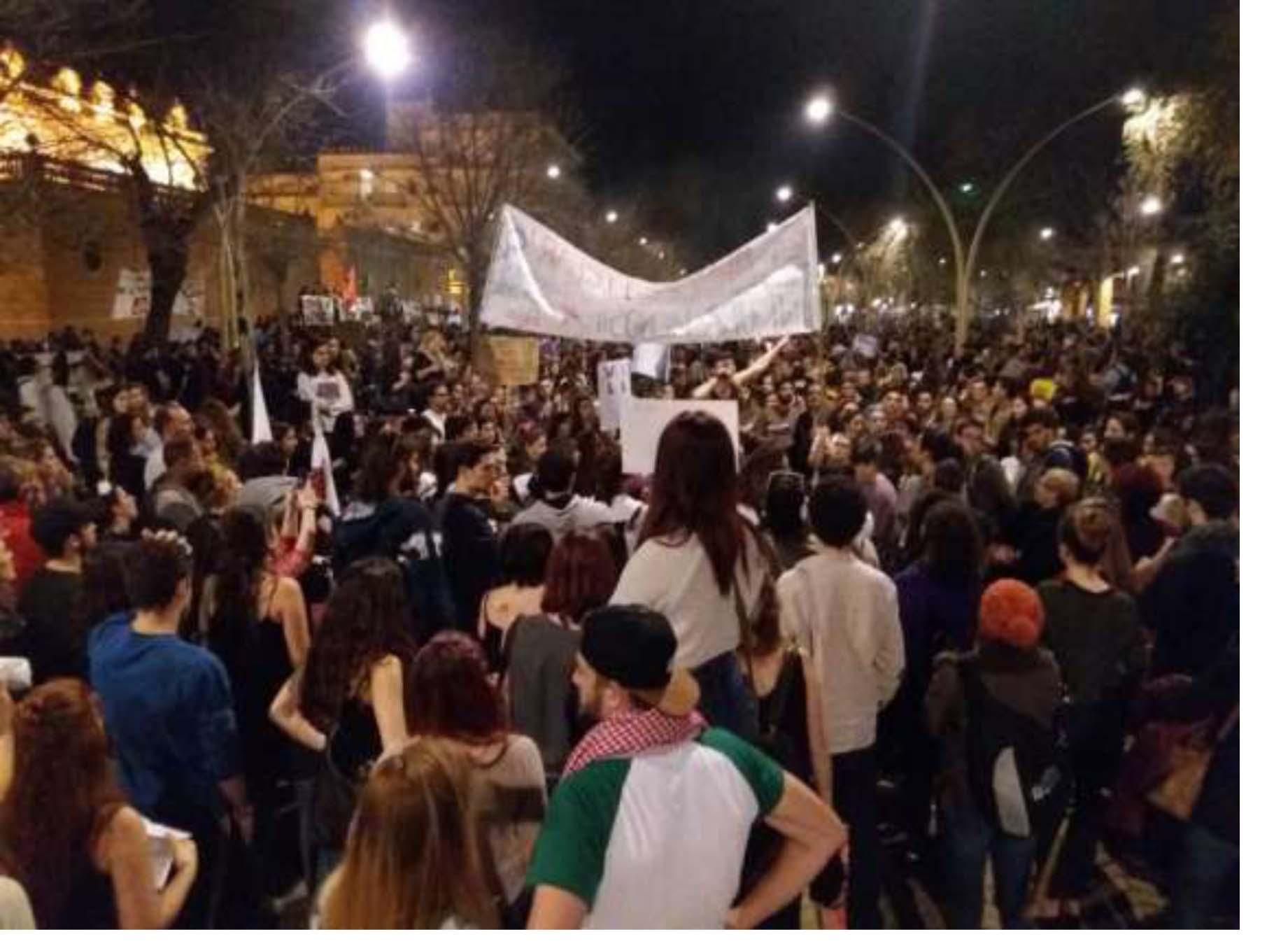 Este año se ha podido ver en la manifestación a mucha gente joven. "Fuera machistas de la universidad", gritaban en Sevilla.