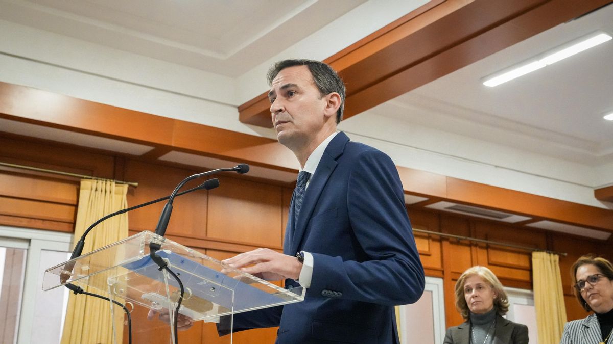 El alcalde de Córdoba, José María Bellido, junto a representantes municipales, de la Junta de Andalucía e Indra, durante la comparecencia sobre asuntos de actualidad en el Ayuntamiento