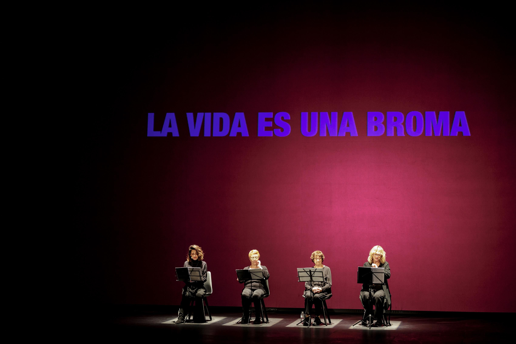 María León,  Gloria Muñoz, Julieta Serrano y Emma Suárez durante la lectura de 'Muero porque no muero' en Cádiz