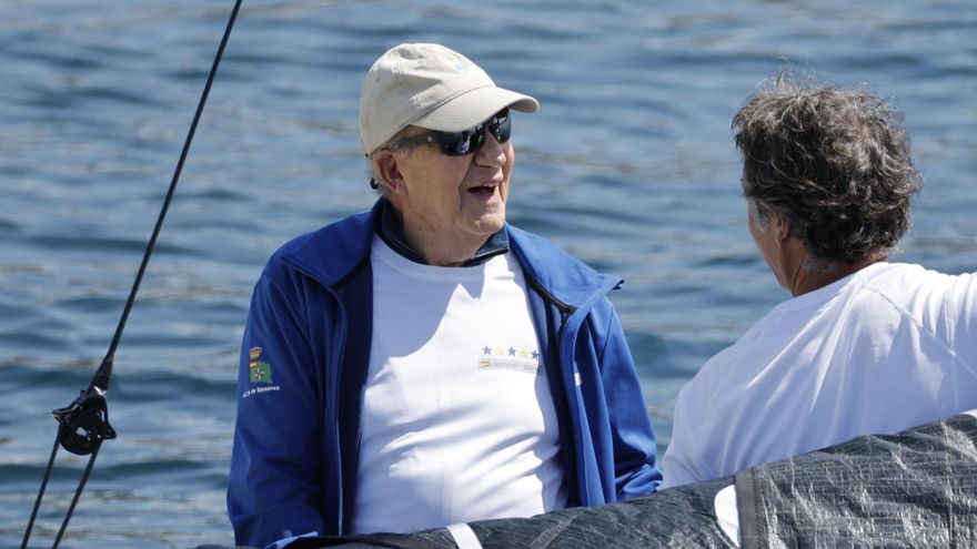 El rey Juan Carlos antes de participar en las regatas de este sábado en Sanxenxo. Arranca la cuarta entrega puntuable de la Liga Española de 6M, en la que puede participar Juan Carlos I si las condiciones del mar y su salud lo permiten. EFE/Lavandeira jr.