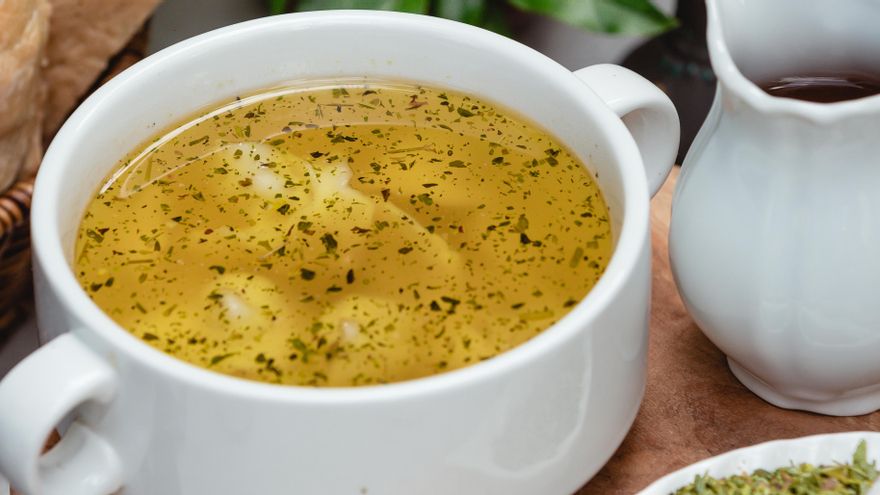 Caldo guisado com hortelã