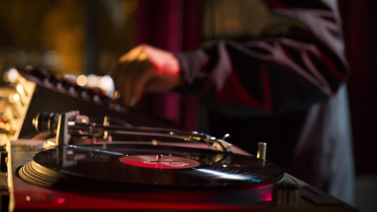 Dj en un evento de Música Electrónica