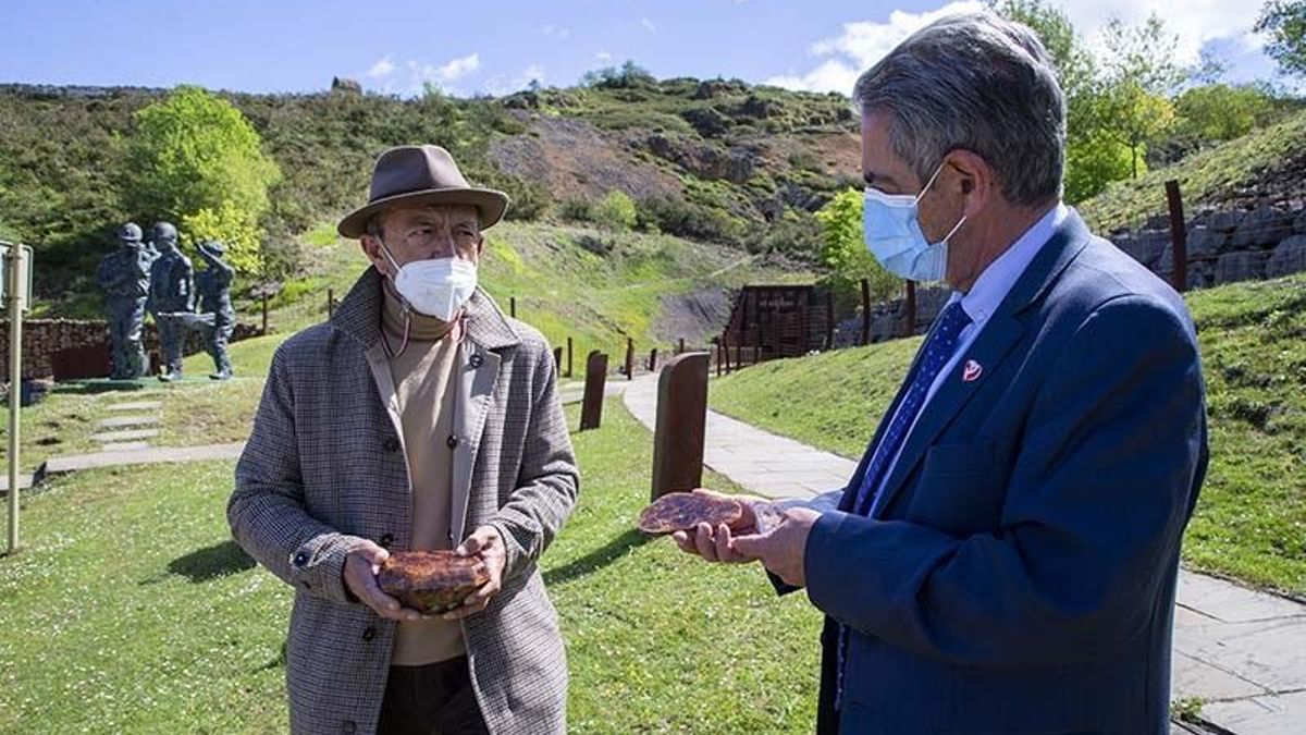 El presidente de Cantabria, Miguel Ángel Revilla (derecha), y el consejero de Turismo, Javier López Marcano, en una imagen de archivo.