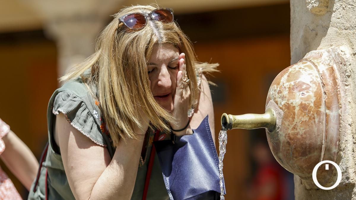 Turistas intentan combatir el calor