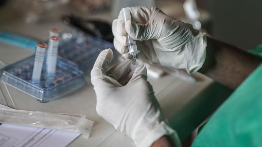 Un trabajador de la salud prepara una prueba para detectar la covid-19 hoy, en un puesto en Río de Janeiro (Brasil). EFE/ André Coelho