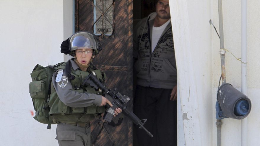 Foto de archivo de un soldado israelí durante una redada policial en Cisjordania EFE/Alaa Badarneh