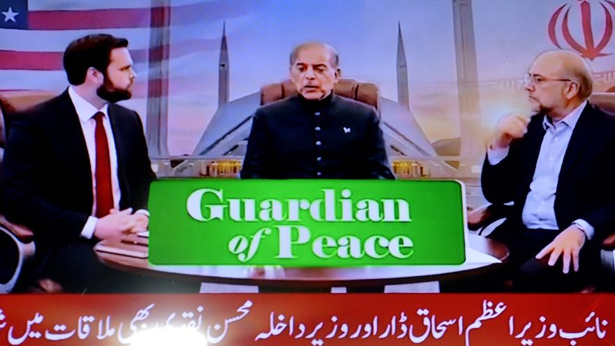 El vicepresidente de Estados Unidos, JD Vance (izquierda), junto al primer ministro pakistaní, Shehbaz Sharif (centro), y el presidente del Parlamento iraní, Mohammad Bagher Ghalibaf (derecha), aparecen en una pantalla de televisión en Peshawar (Pakistán), durante las conversaciones entre Estados Unidos e Irán en Islamabad, Pakistán, el 11 de abril de 2026.