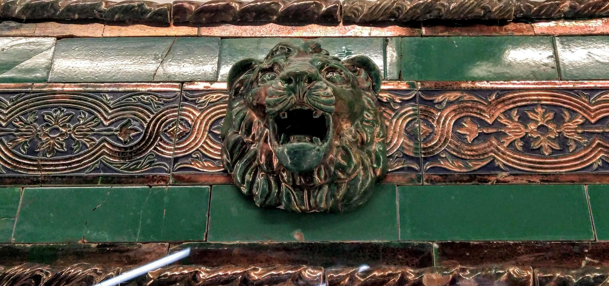Estación Gran Vía - azulejos con cabeza de león