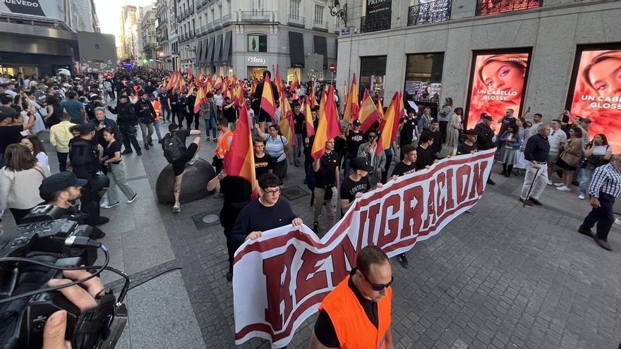 Varios centenares de neonazis se manifiestan por el centro de Madrid cantando loas falangistas.