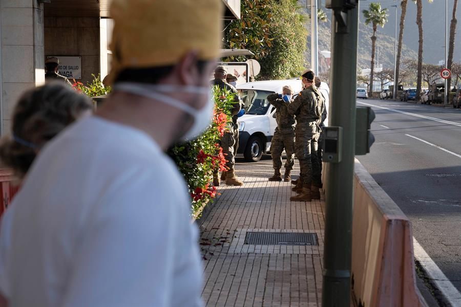 Efectivos del Ejército de Tierra, con trajes de protección, realizan labores de desinfección en el centro de salud de Anaga