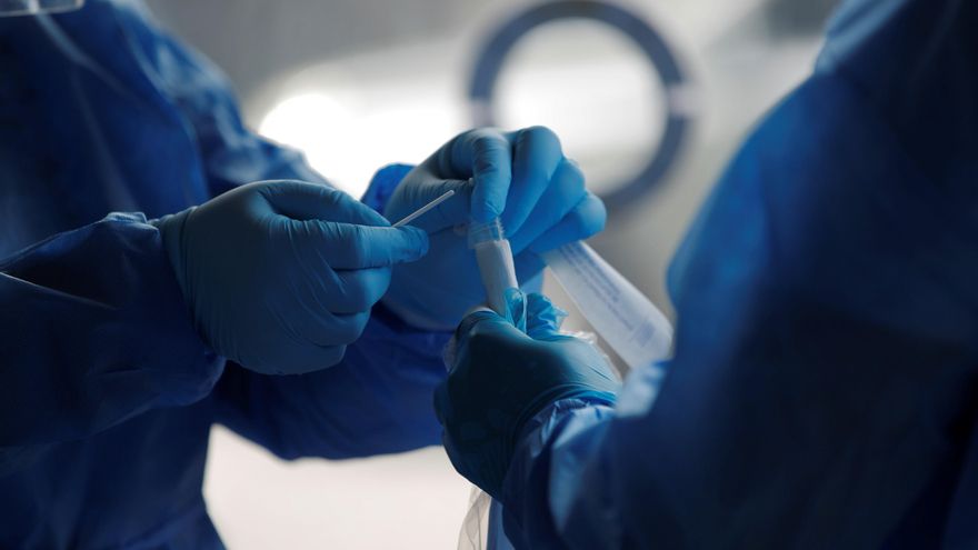 Personal médico manipula una prueba para detectar la covid-19.EFE/Bienvenido Velasco/Archivo