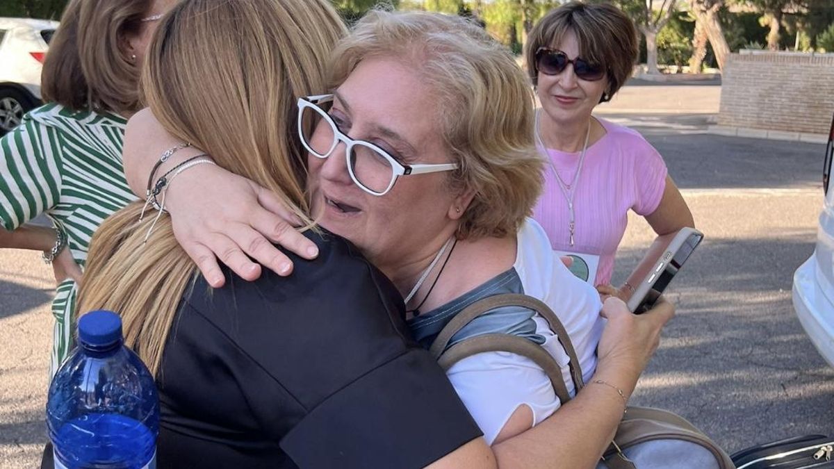 Abrazo entre una usuaria y una colaboradora de la asociación, durante uno de los
encuentros anuales que organizan.