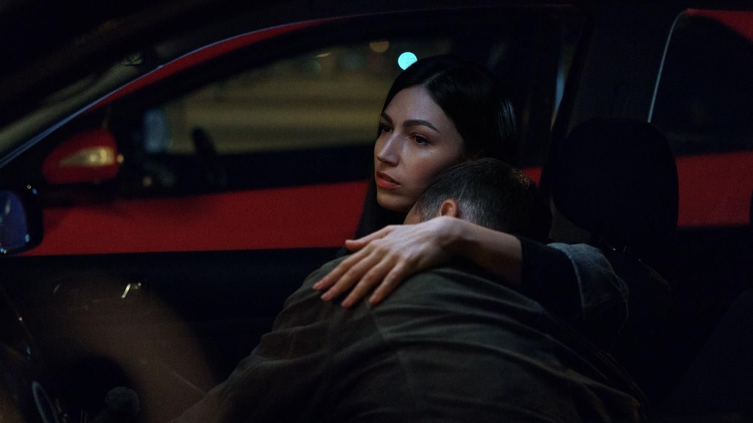 Úrsula Corberó y José Manuel Poga en 'El cuerpo en llamas' de Netflix