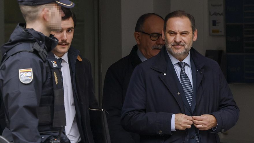 Imagen de archivo del exministro José Luis Ábalos (d) tras salir del Tribunal Supremo el pasado 20 de febrero, donde acudió para declarar como investigado en el caso Koldo. EFE/ Chema Moya